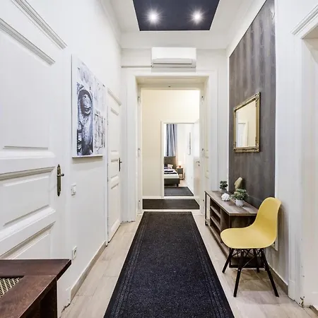 O Street 3 Bedroom Stylish Budapest